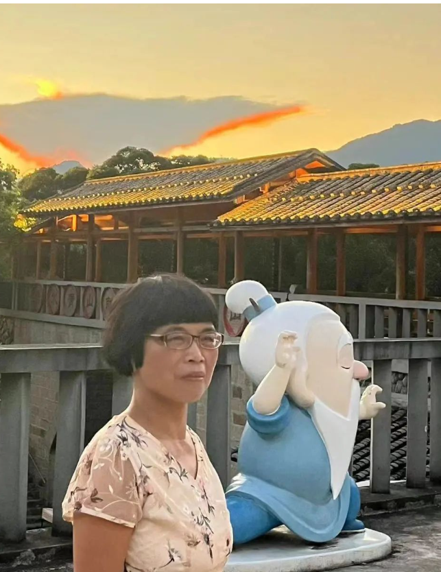 化學(xué)教研組長(zhǎng)：葉愛(ài)嬌
